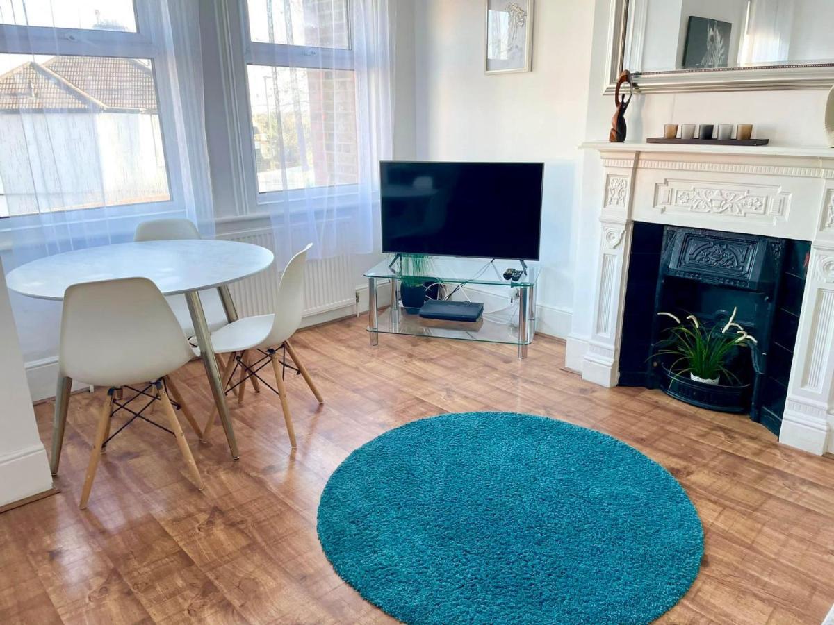 Large 3 Bedroom Modern Apartment Close To Central London فينتشلي المظهر الخارجي الصورة